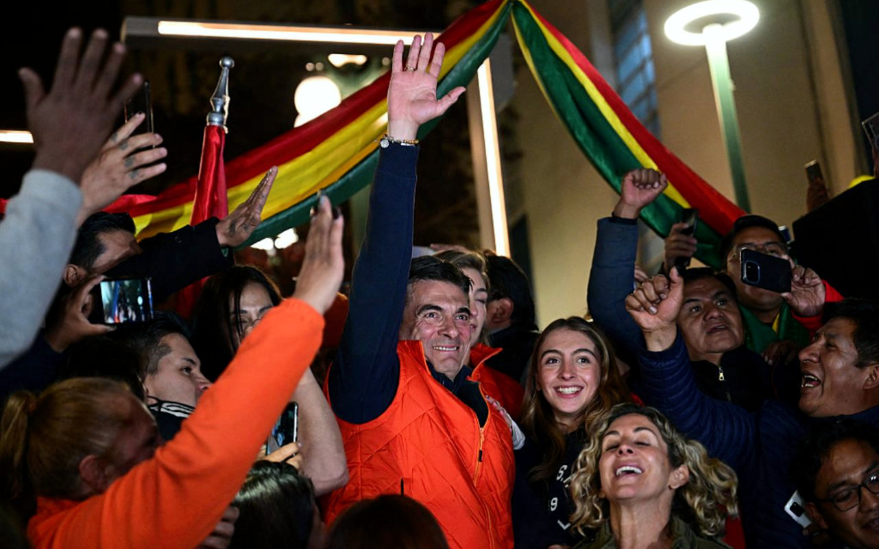 Rodrigo Paz, candidato presidencial de Bolivia por el Partido Demócrata Cristiano (PDC), celebra con sus simpatizantes tras los resultados de las elecciones presidenciales en La Paz, Bolivia, el 17 de agosto de 2025